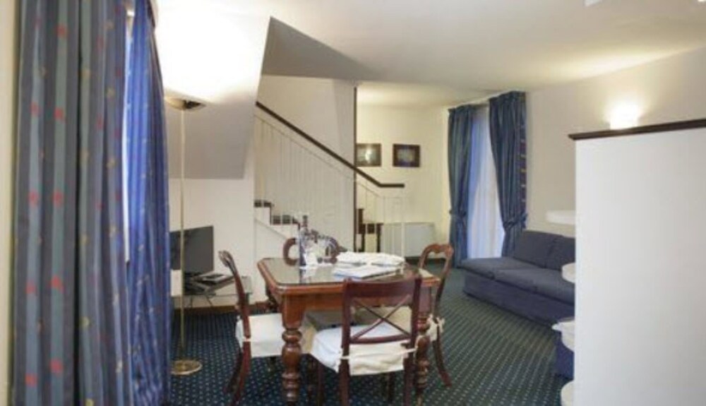 Suite Senior Maxi - In-Room Dining