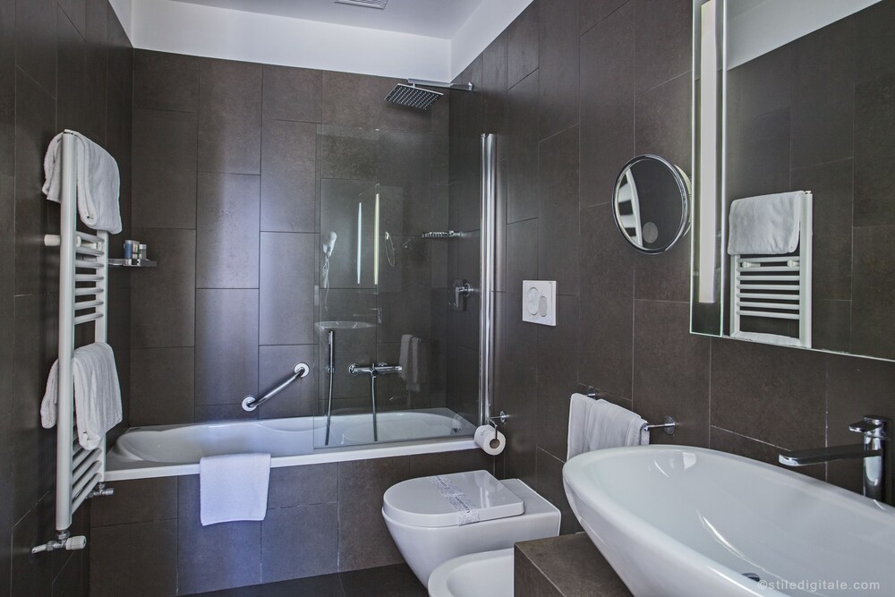 Junior Suite - Bathroom