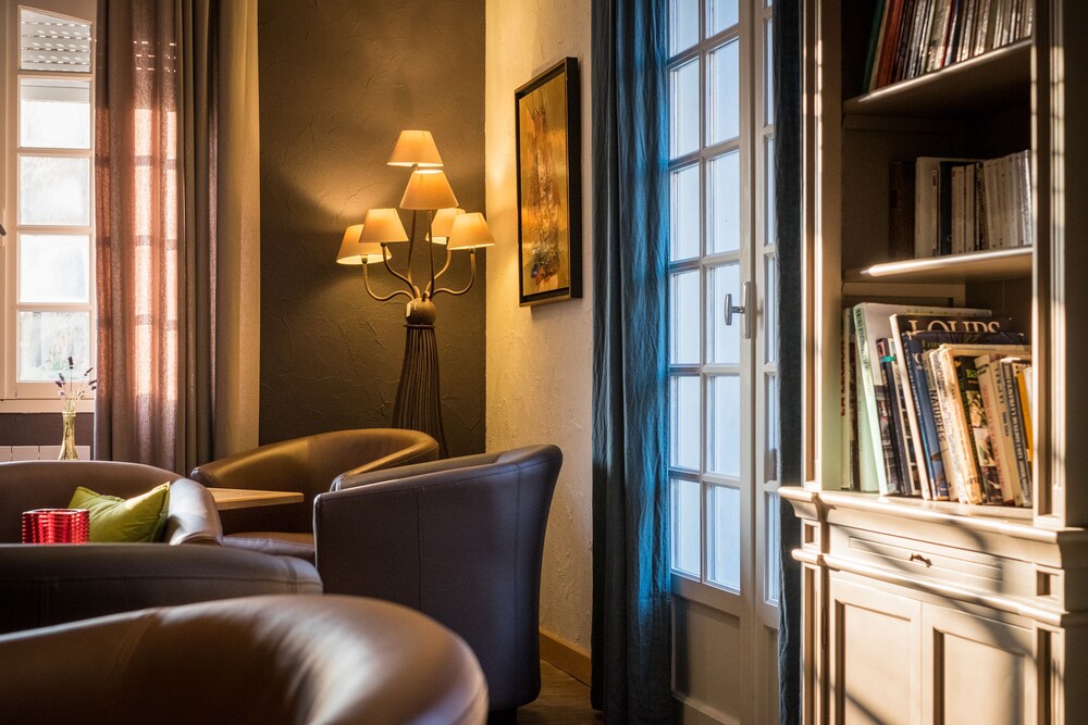 Hotel Lounge