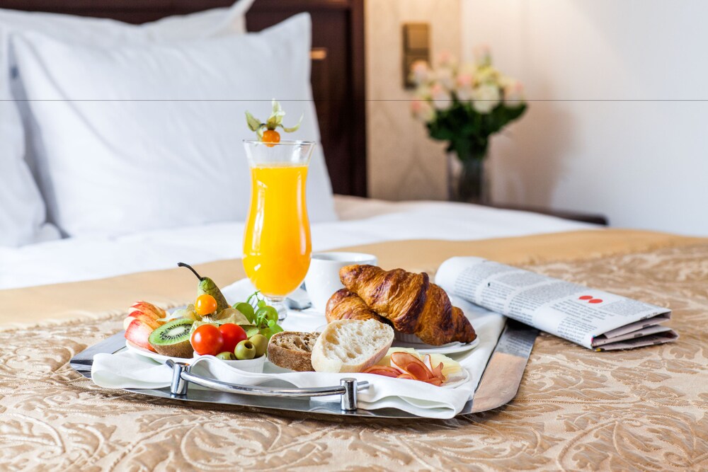 Room Service - Dining