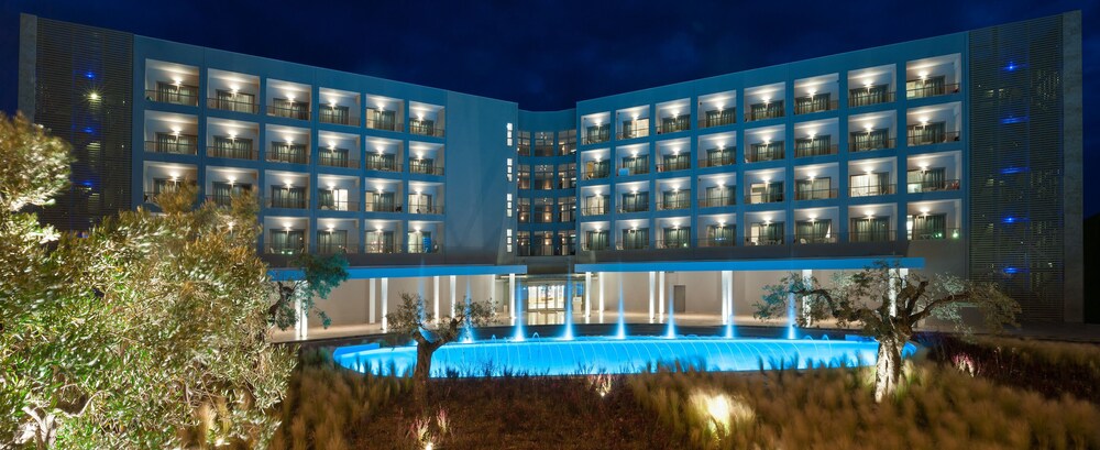 Hotelfassade am Abend/bei Nacht