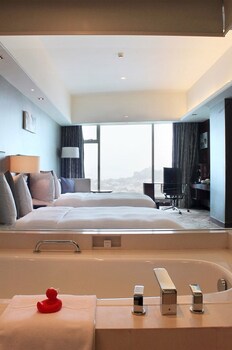 Deep Soaking Bathtub