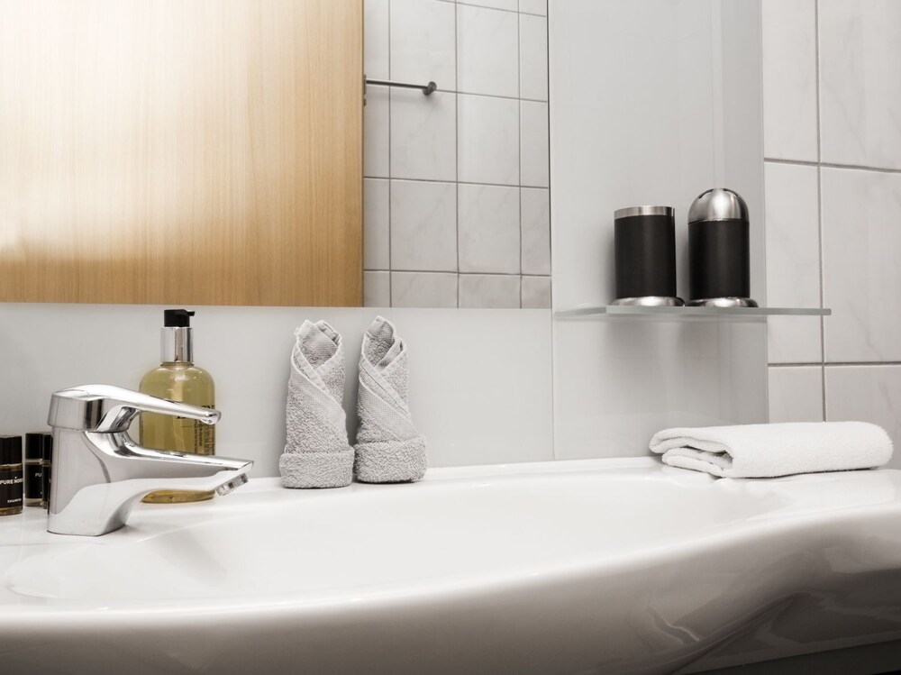 Apartment, 4 Bedrooms - Bathroom Sink
