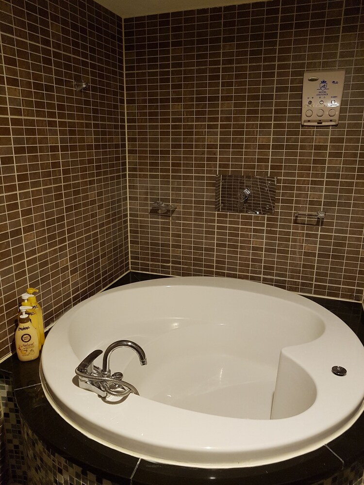 Deep Soaking Bathtub