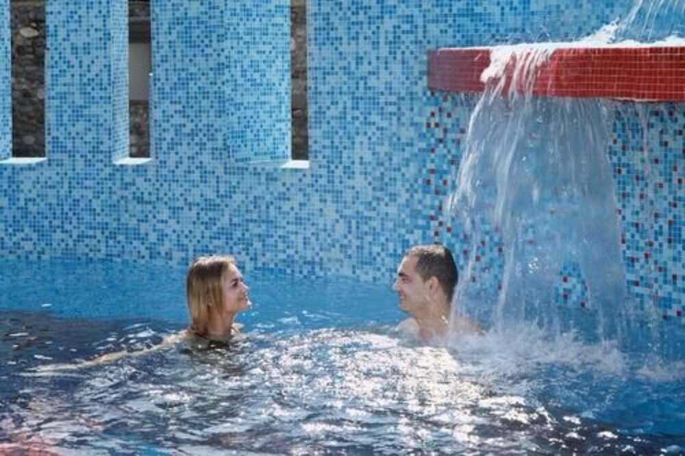 Piscina con cascata