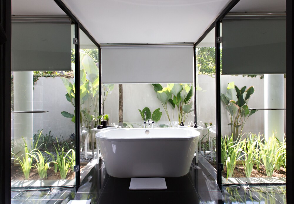Deep Soaking Bathtub