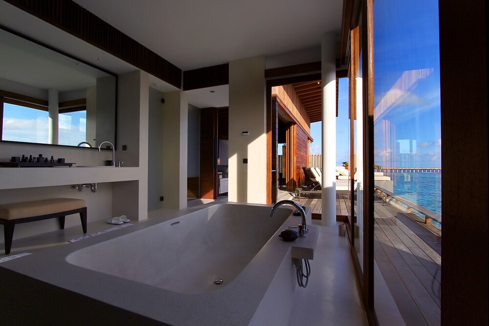 Deep Soaking Bathtub