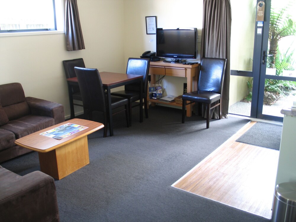 Apartment, 2 Bedrooms, Jetted Tub - Living Area