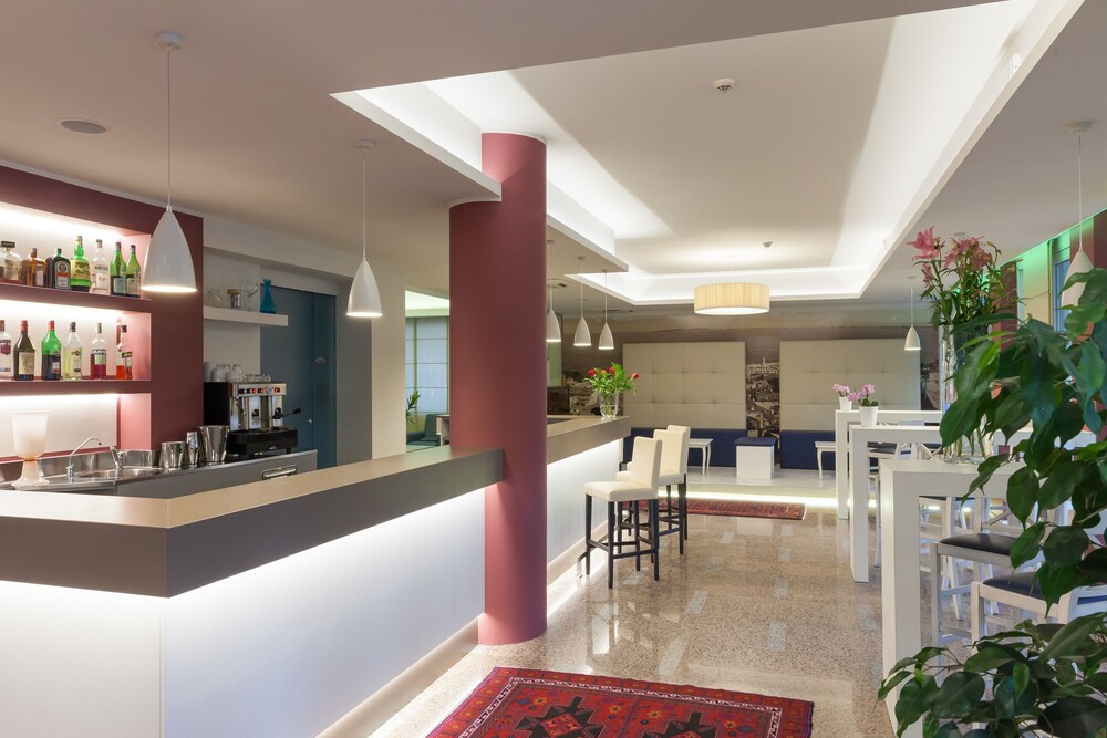 Hotel Bar