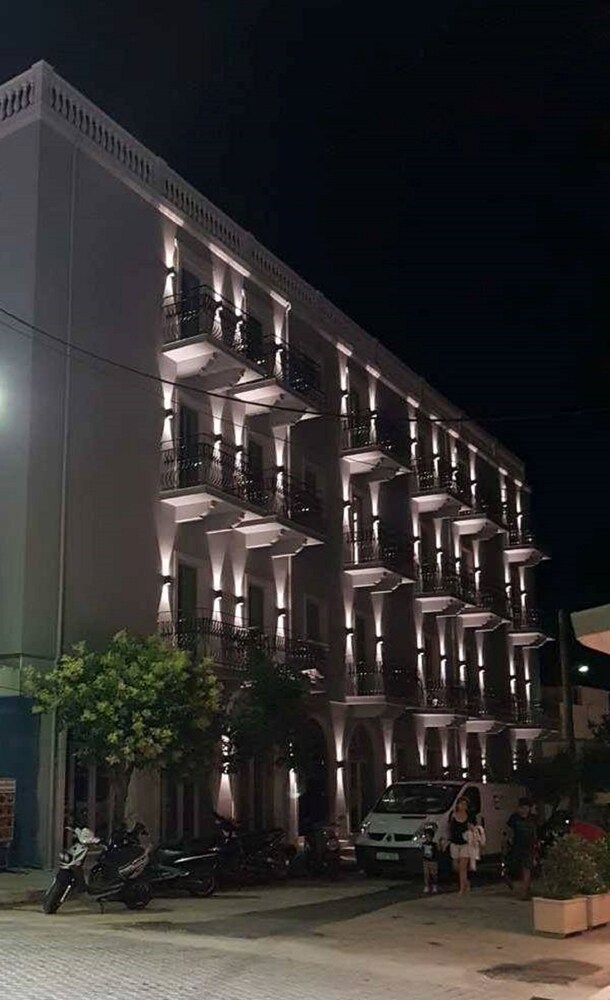Hotelfassade am Abend/bei Nacht