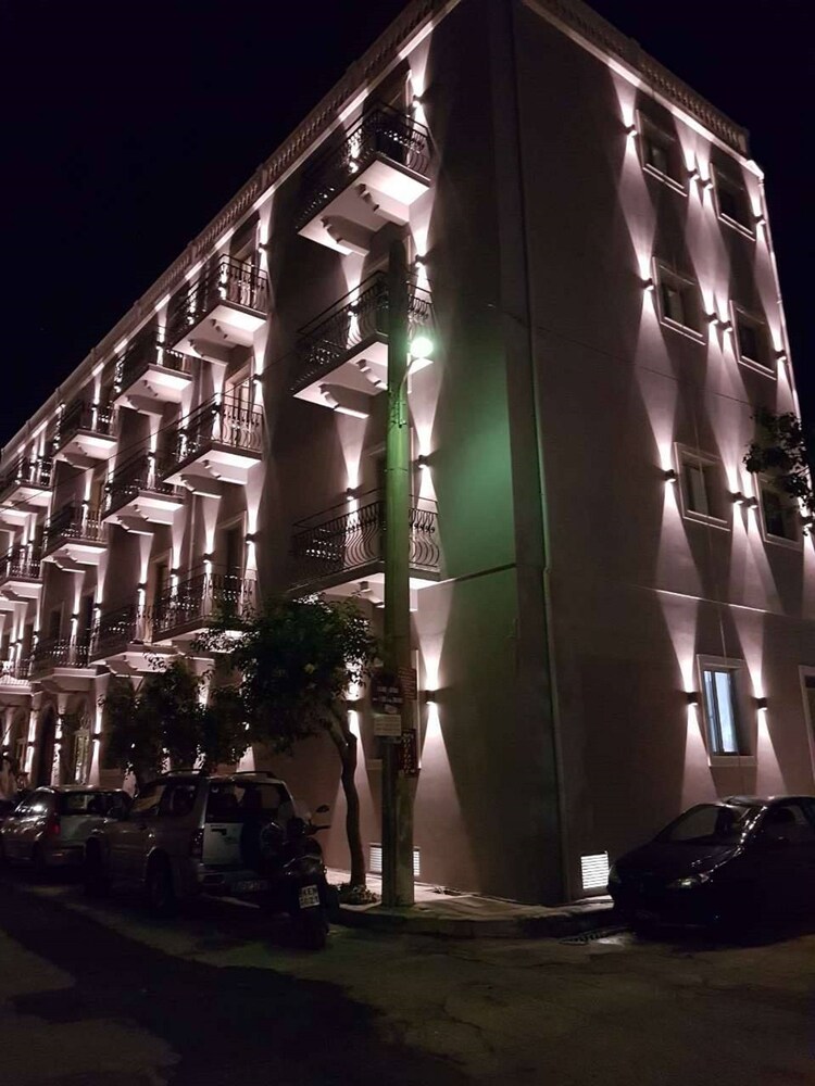 Hotelfassade am Abend/bei Nacht