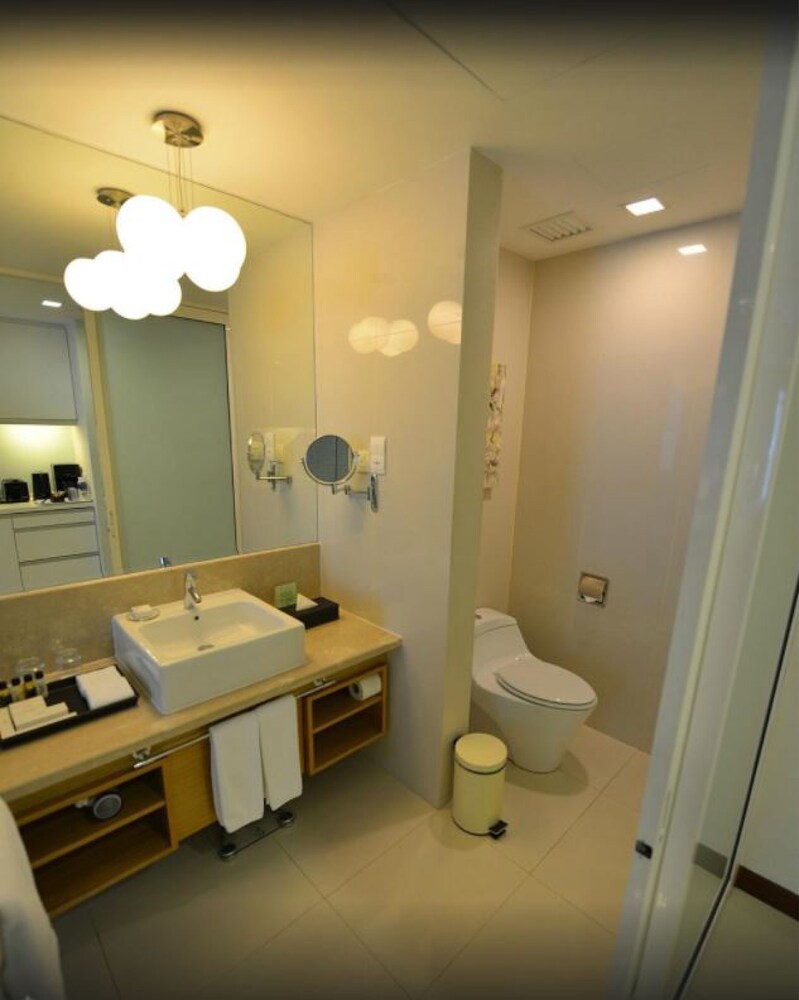 Two Bedroom Deluxe Terrace - Bathroom