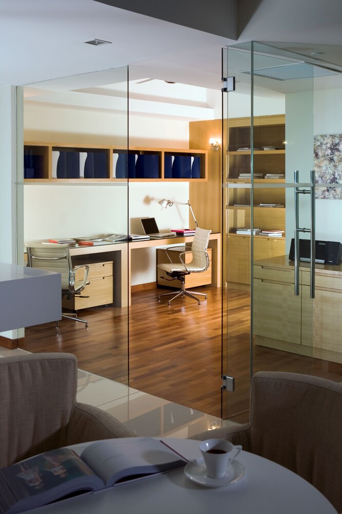 One Bedroom Premier SOHO - Guestroom