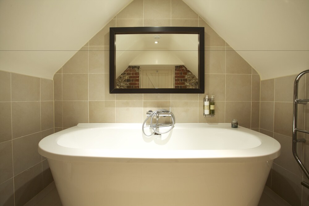 Deep Soaking Bathtub