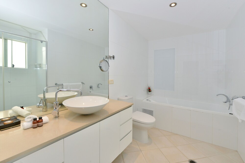 Standard Room, 2 Bedrooms, Ocean View - Bathroom