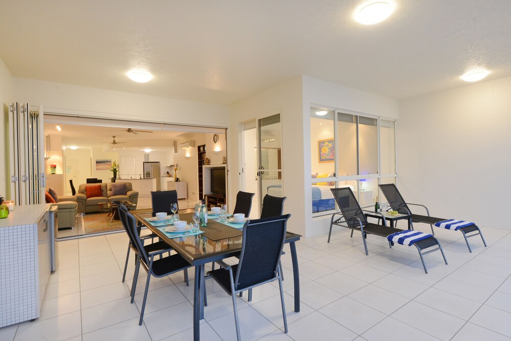 Standard Room, 3 Bedrooms, Ocean View - In-Room Dining