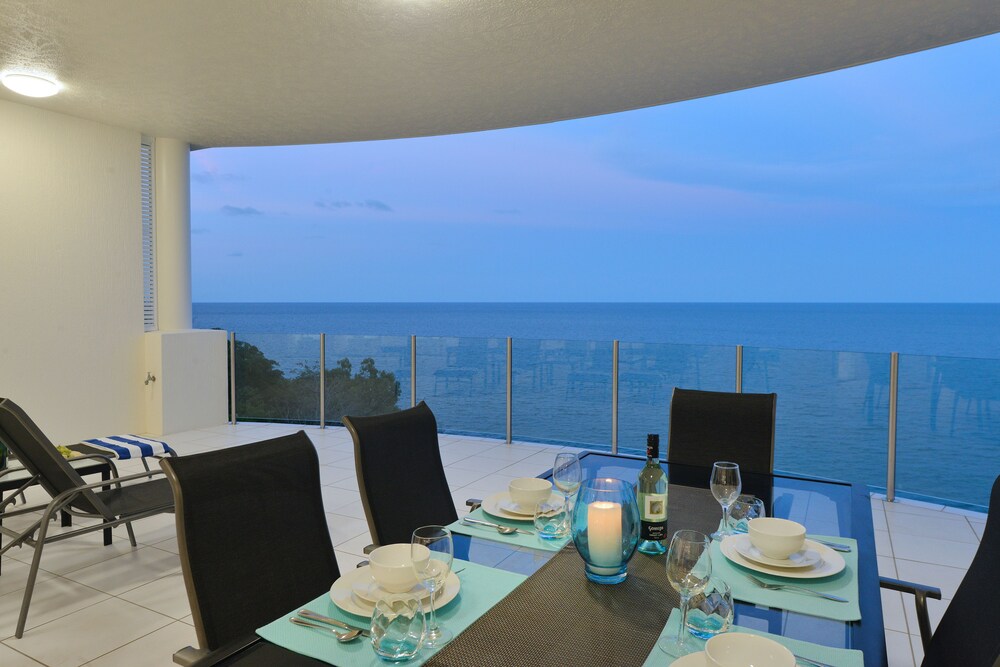 Standard Room, 3 Bedrooms, Ocean View - In-Room Dining