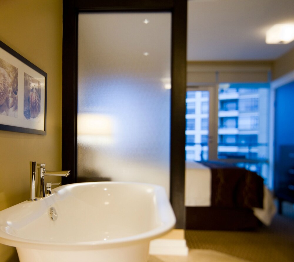 Deep Soaking Bathtub