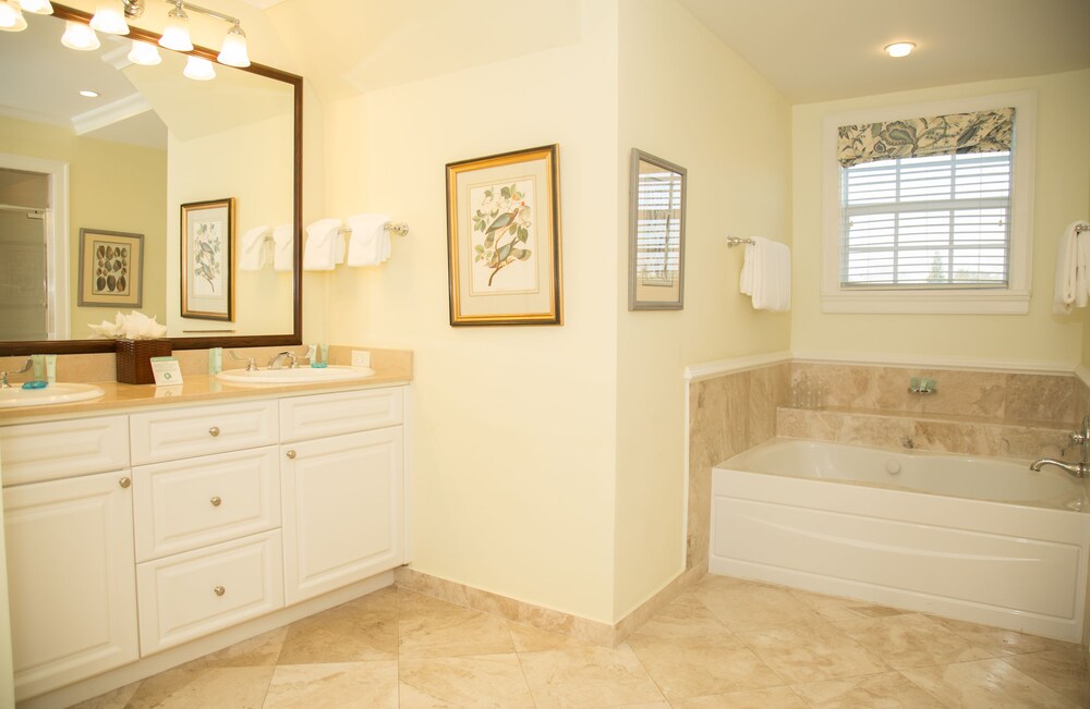 Penthouse (Governor Dunmore) - Bathroom