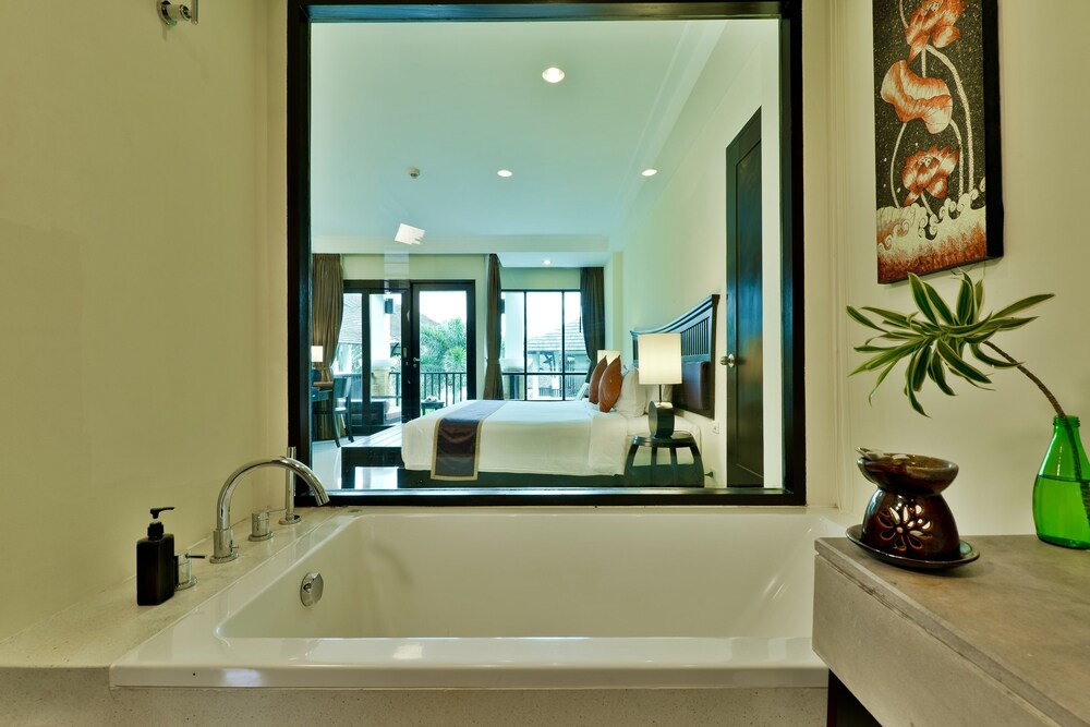 Deep Soaking Bathtub
