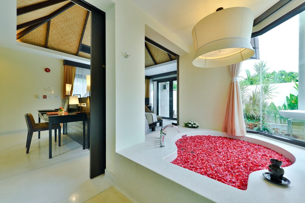 Deep Soaking Bathtub