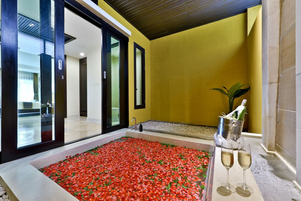 Deep Soaking Bathtub