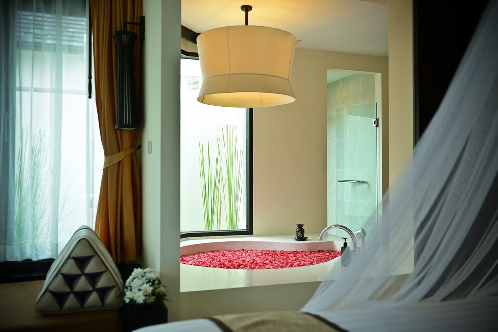Deep Soaking Bathtub