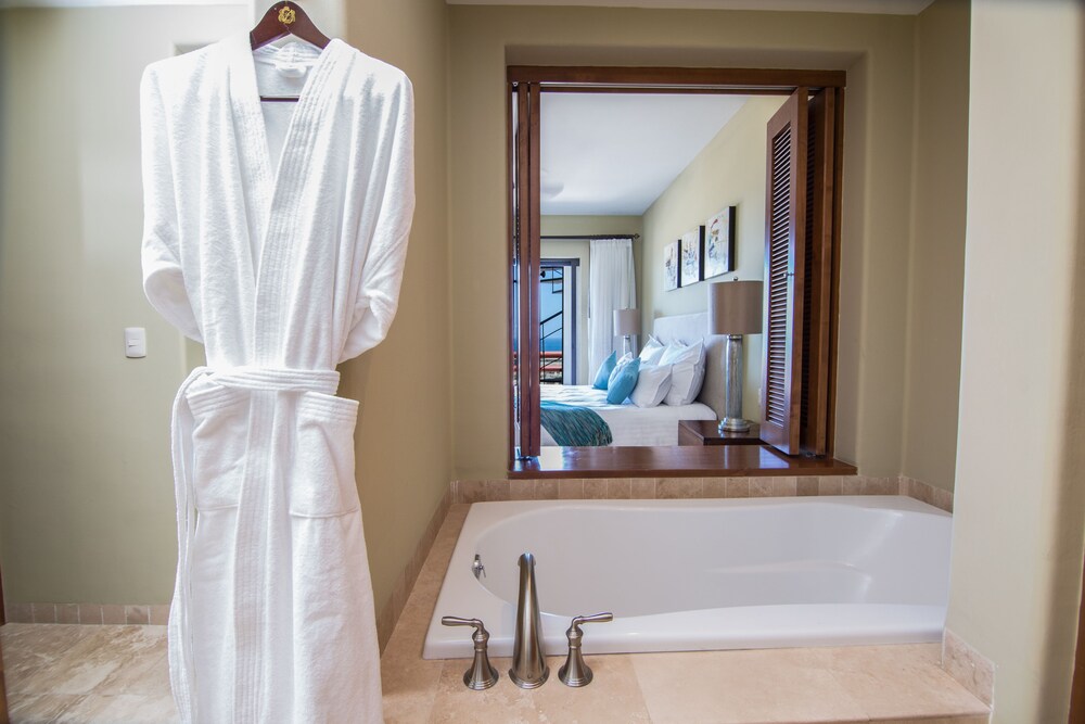 Luxury Penthouse, 3 Bedrooms, Jetted Tub, Ocean View - Deep Soaking Bathtub