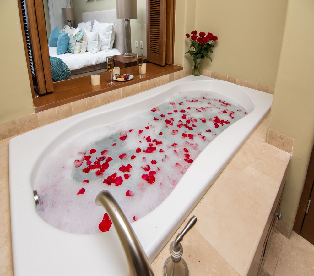 Deep Soaking Bathtub