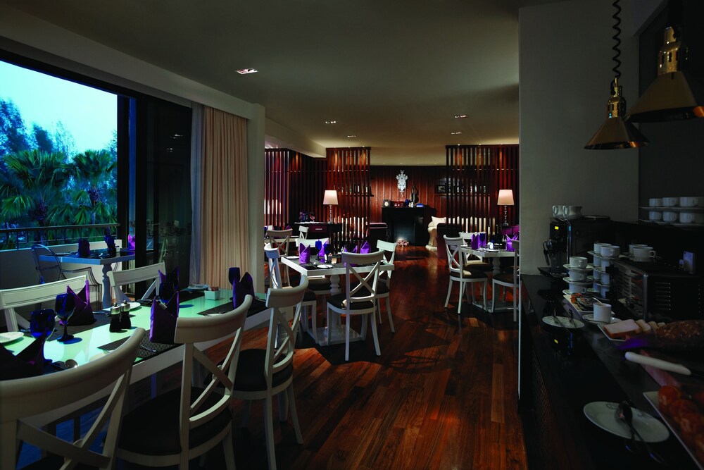 Executive Lounge