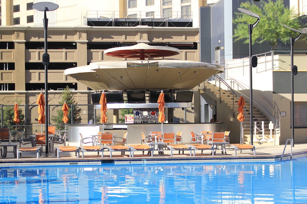 Poolside Bar