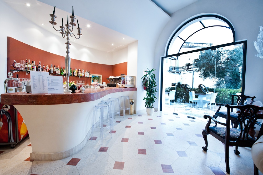 Hotel Bar