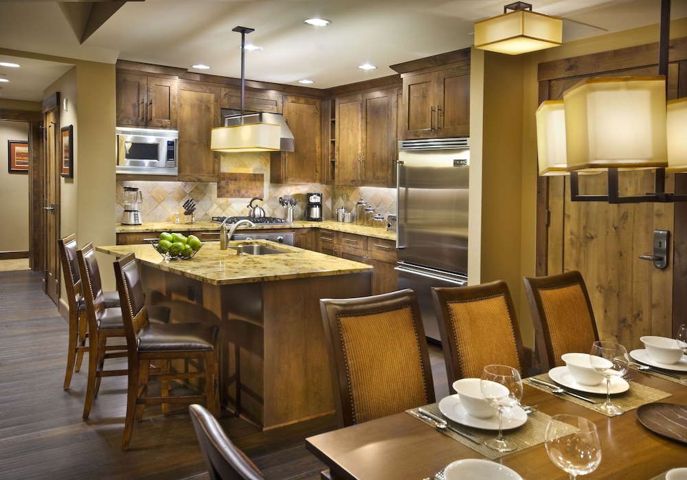 2 Bedroom Villa (2 bath/ 1 with tub & separate shower) - In-Room Kitchen