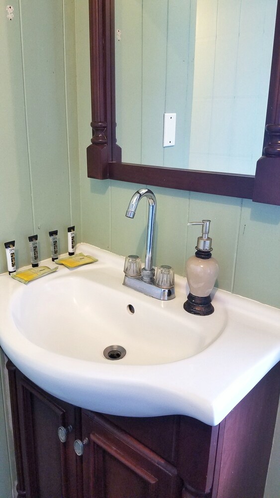Hilo Bay Room - Bathroom