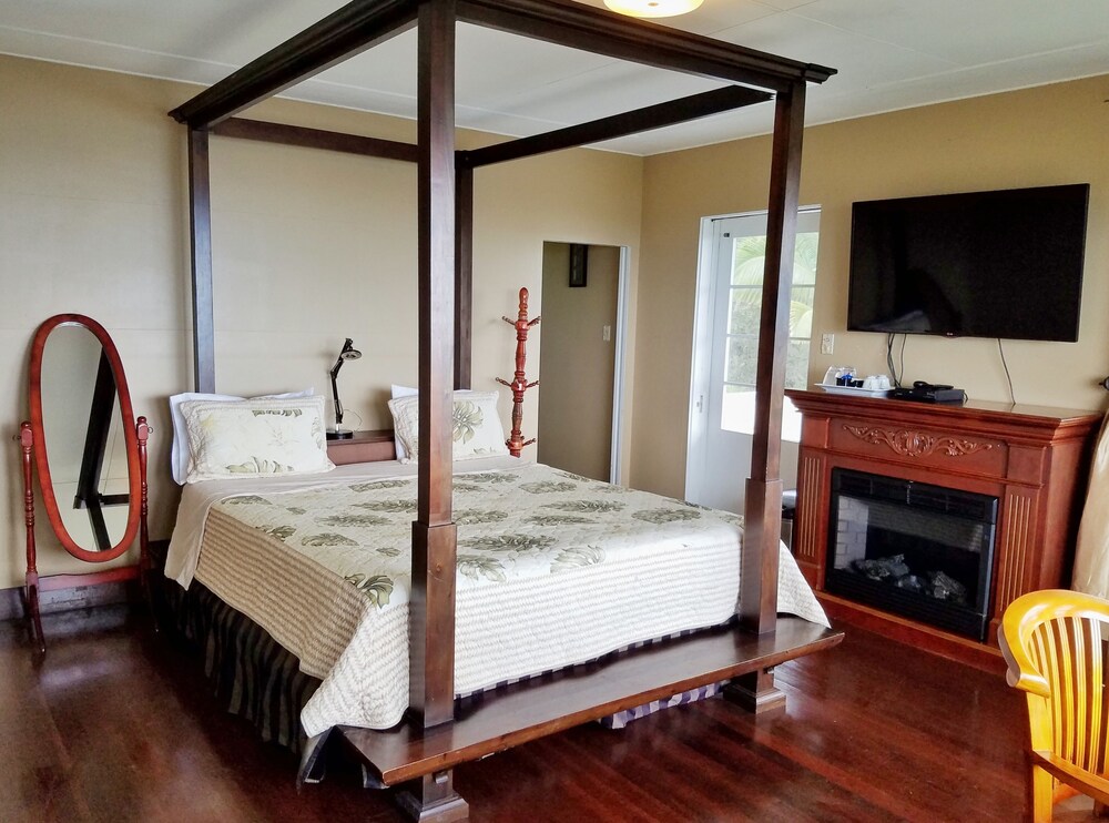 Legacy Suite - Guestroom