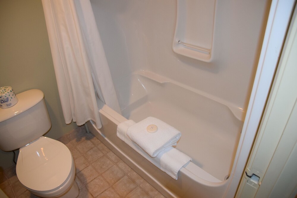 Deep Soaking Bathtub