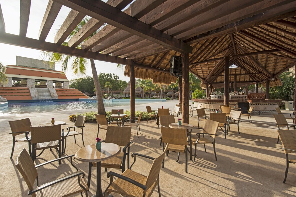 Poolside Bar