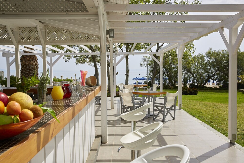 Poolside Bar