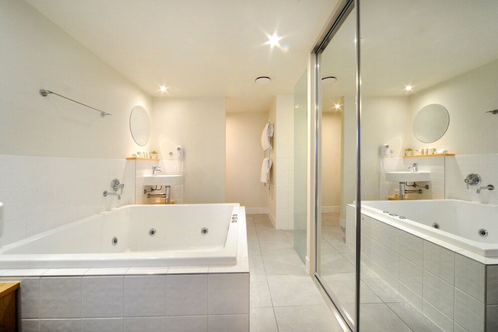 2 Bedroom Apartment Includes Breakfast - Bathroom