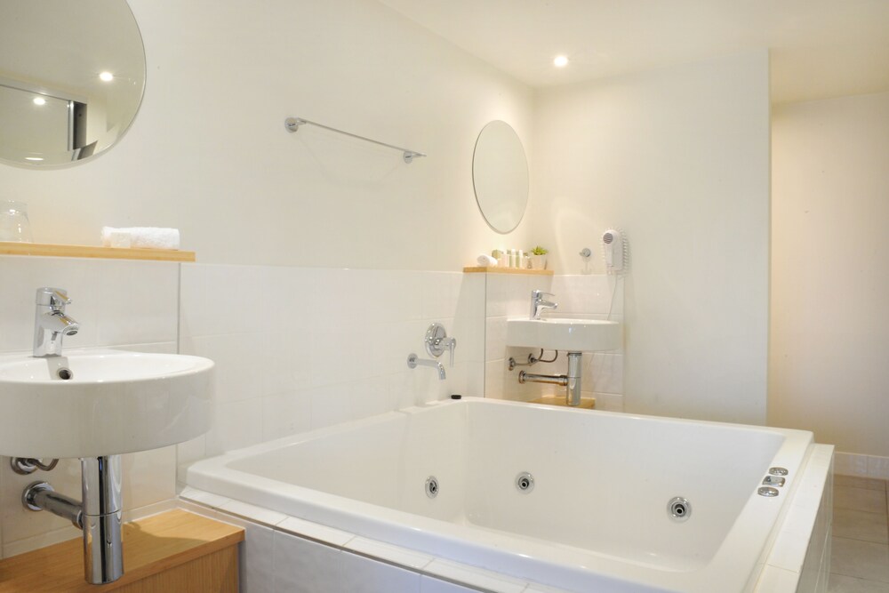 1 Bedroom Apartment Includes Breakfast - Bathroom