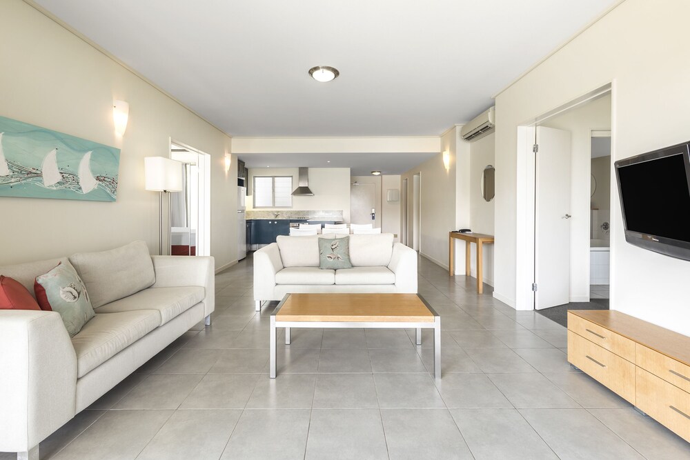 3 Bedroom Apartment Includes Breakfast - Living Room