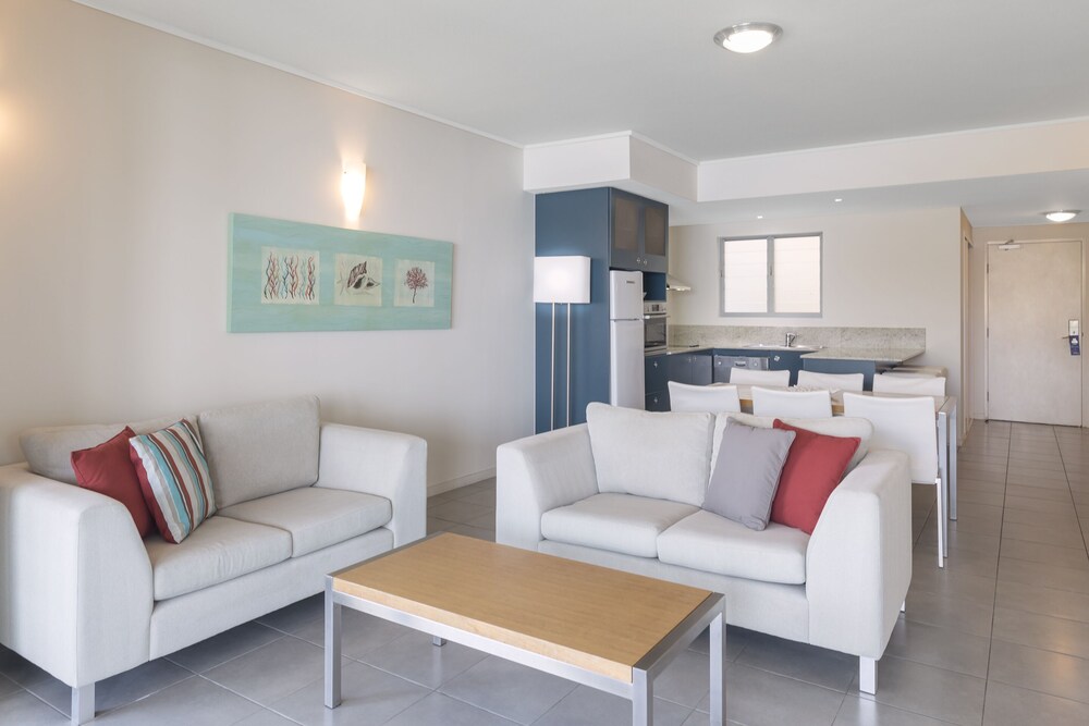 2 Bedroom Apartment Includes Breakfast - Living Room