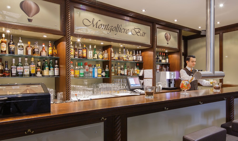 Hotel Bar