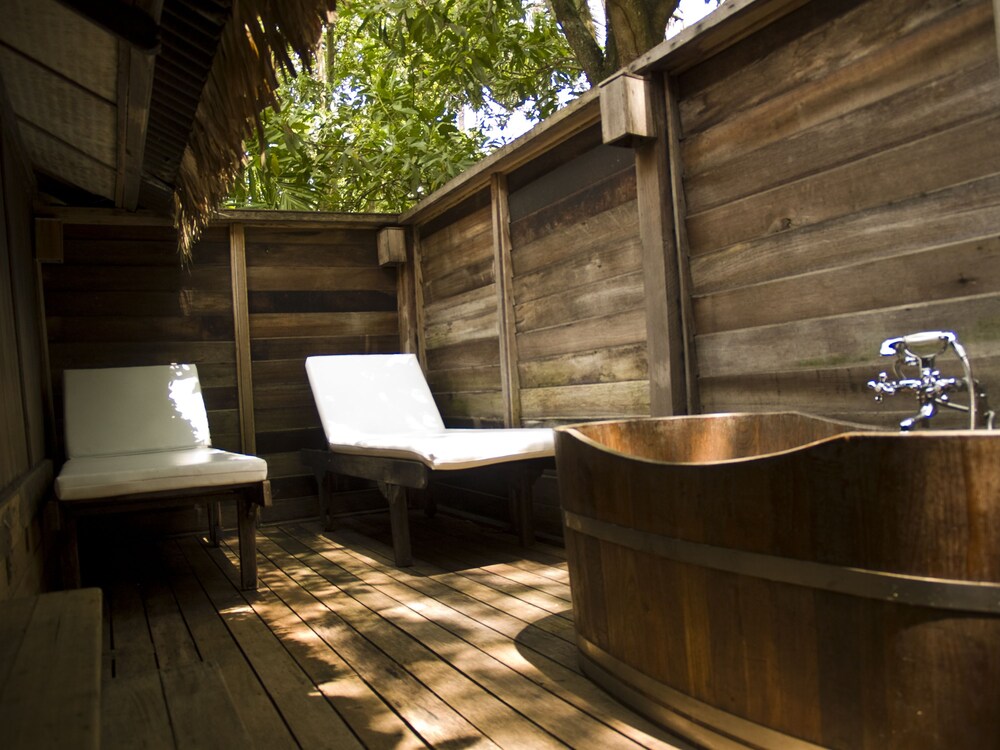 Deep Soaking Bathtub
