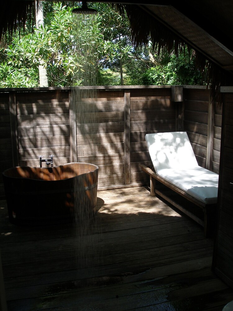 Deep Soaking Bathtub