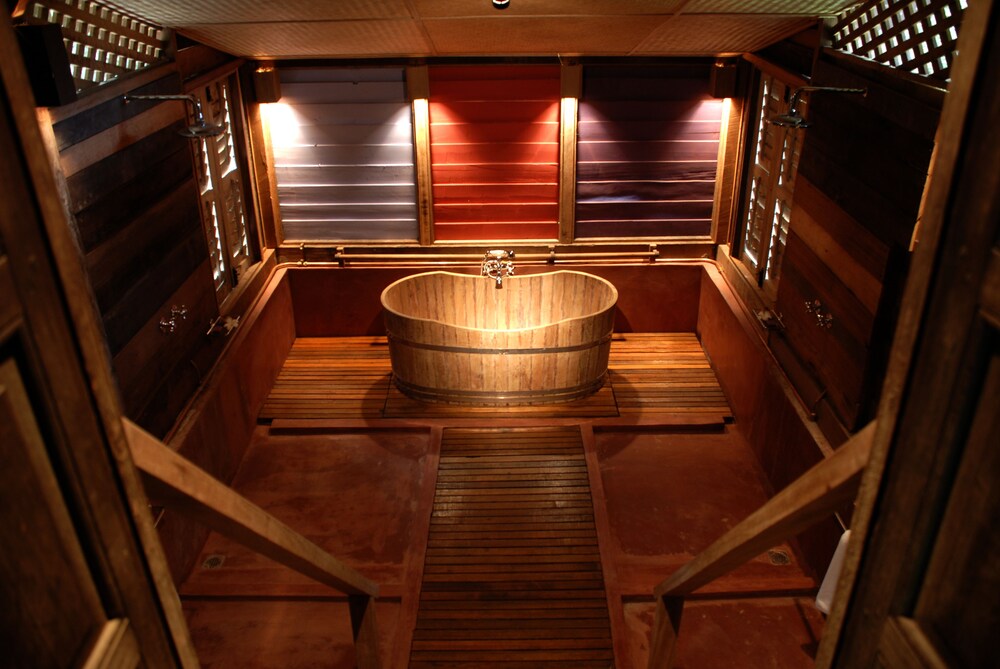 Deep Soaking Bathtub