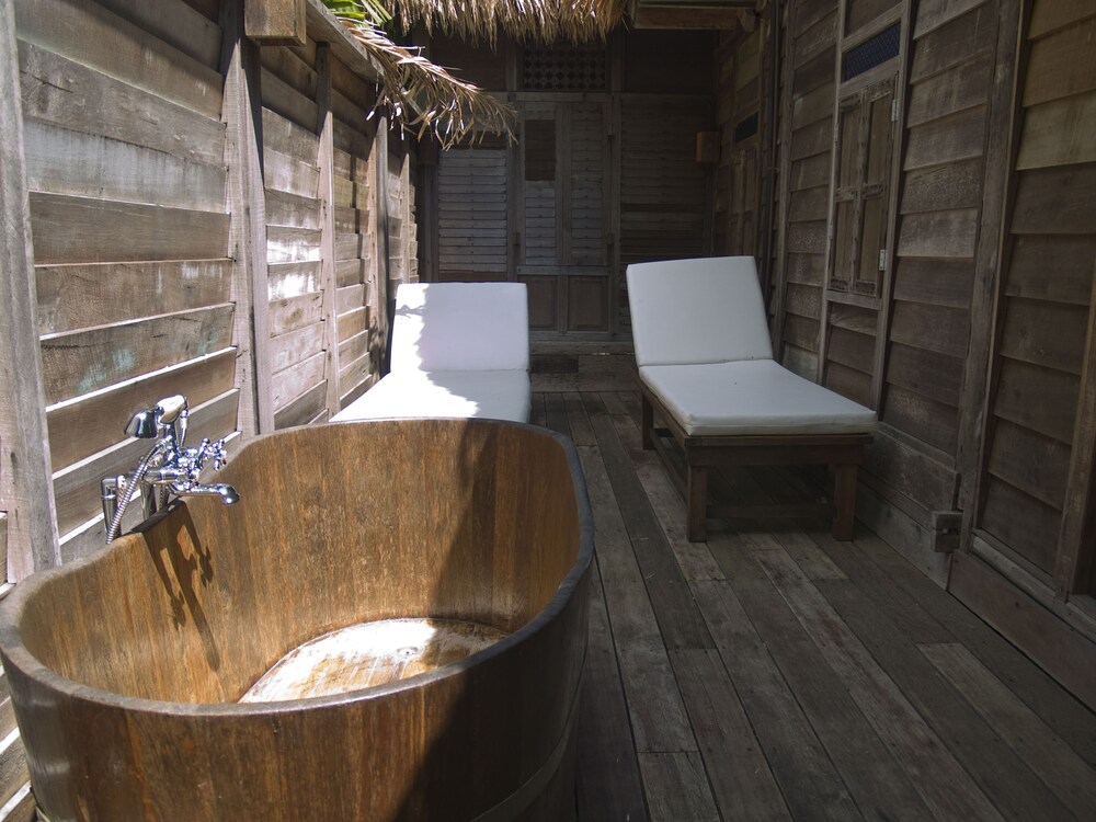 Deep Soaking Bathtub