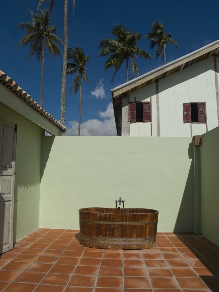 Deep Soaking Bathtub