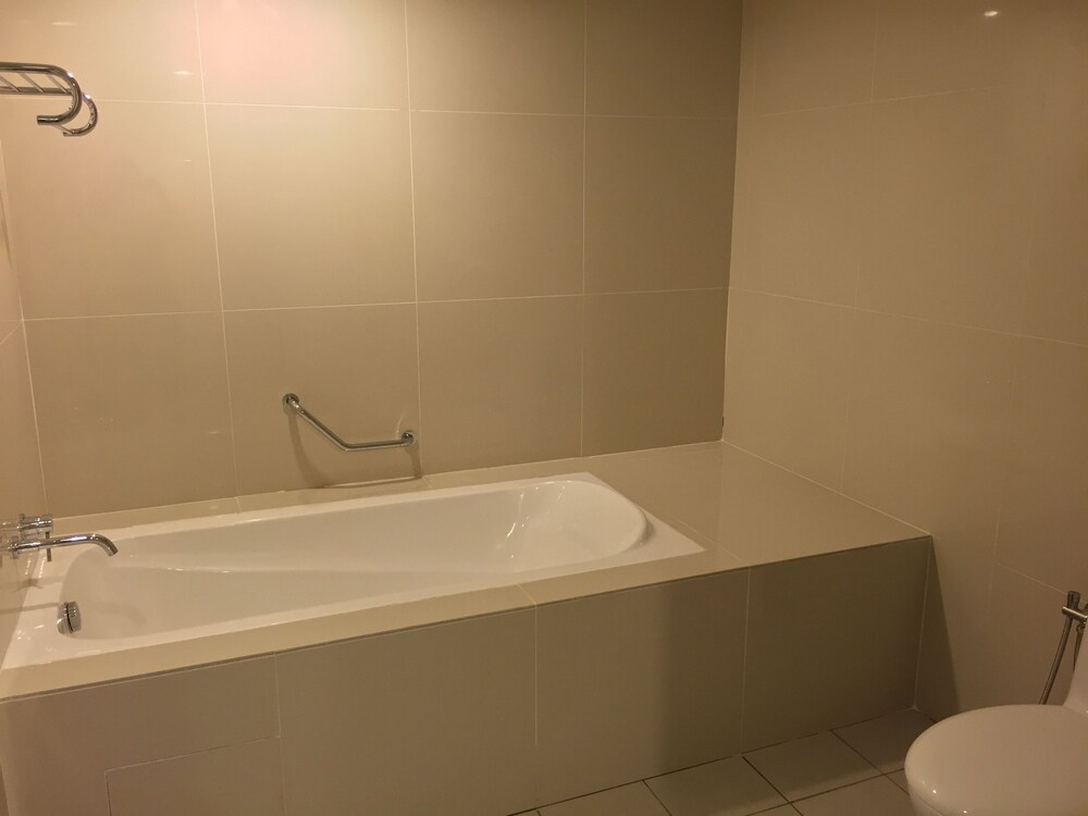 Deep Soaking Bathtub