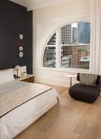 Deluxe Room, 1 King Bed, Non Smoking (w/ bathtub)